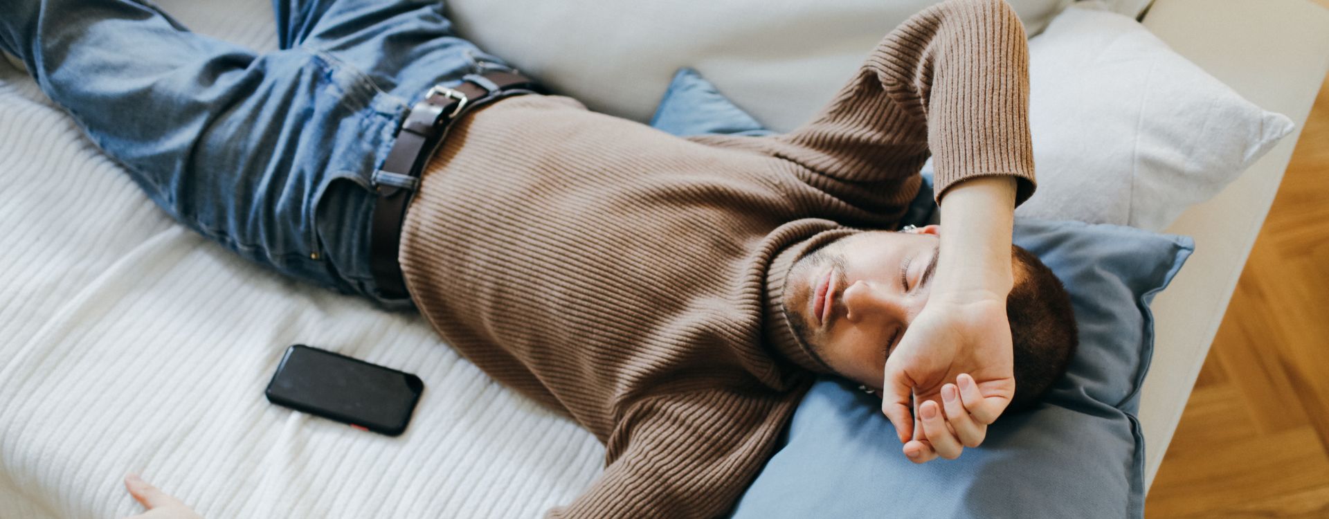 Title image explaining what insomnia is and how to fix sleeplessness using natural remedies and best sleep-supporting supplements.